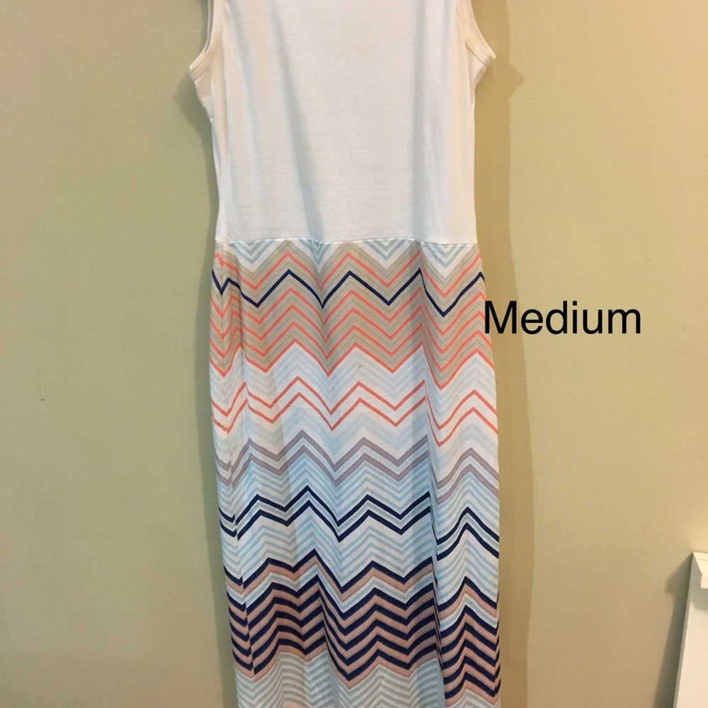 Dresses - Picture 2 of 7